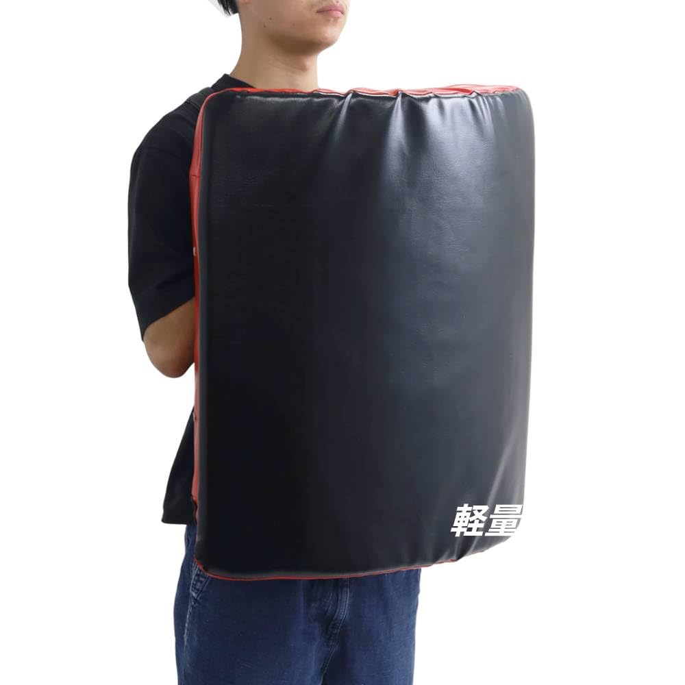 ・重量:約1.4kg ・形状:カーブデザイン ・機能:空気穴(上下4箇所) ・機能:肩掛けベルト付き