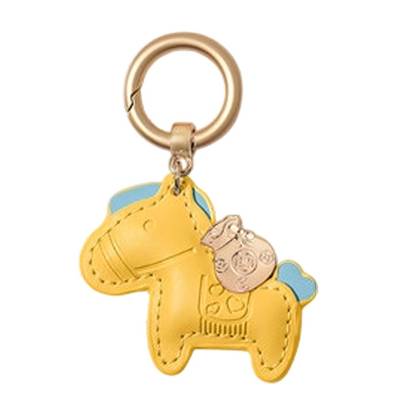 [ミュオプ] ファッショナブルな馬チャームキーホルダーソフトレザー動物ペンダントキーリング毎日の持ち運びにエレガントな車のキーリングレザーキーホルダー漫画の馬のデザインが特徴で、耐摩耗性と色あせに強い柔らかい革で作られており、時間が経ってもその鮮やかな外観と軽量の携帯性を維持します。カジュアルな外出、通勤、旅行の際にバッグや鍵に取り付けるのに最適で、多用途でファッショナブルなレザー キーチェーン デザインであらゆる環境を簡単に強化します。この愛らしい馬の形をしたキーチェーン ペンダントは、「すぐに豊かな」幸運を象徴し、耐久性と魅力が持続するプレミアム レザーで作られ、傑出したレザー キーチェーン アクセサリーとなっています。コンパクトでクリエイティブなフォルムは、パーソナルスタイルをワンランクアップさせるだけでなく、毎日の繁栄と喜びを思い出させ、日常の必需品にユニークなタッチを加えます。誕生日、休日、特別な機会に友人、恋人、家族へのギフトに最適で、スタイリッシュで意味のあるキーホルダーギフトをお探しの方に魅力的です。