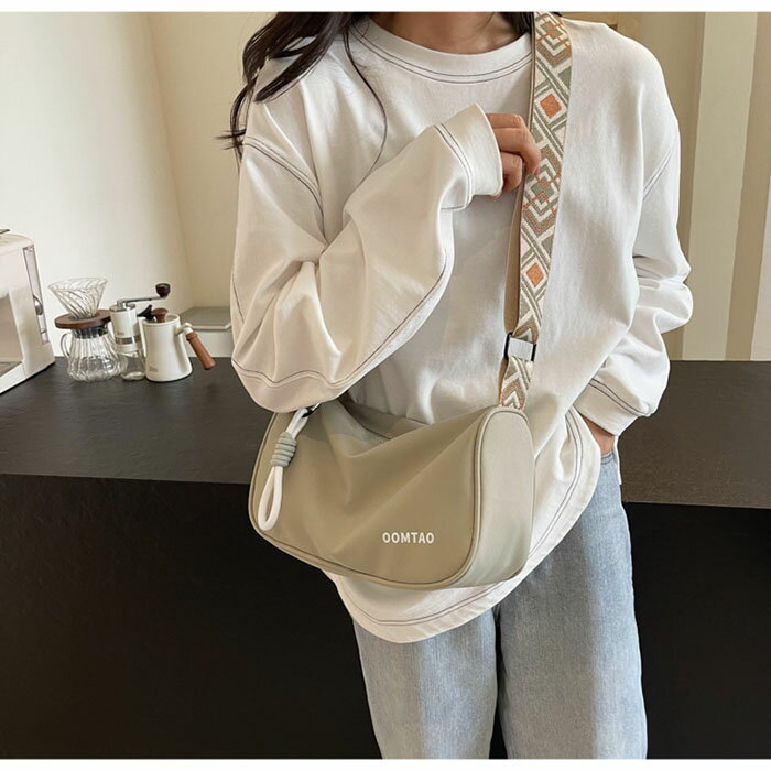 ショルダーバッグ レディース キャンバスバッグ ボディバッグ 帆布 バッグ ファスナー 肩掛け 斜め掛け 量軽 キャンバス 鞄 かばん 小さめ 通勤 通学 お出かけ カジュアル 大人 シンプル ブラック ホワイト 送料無料