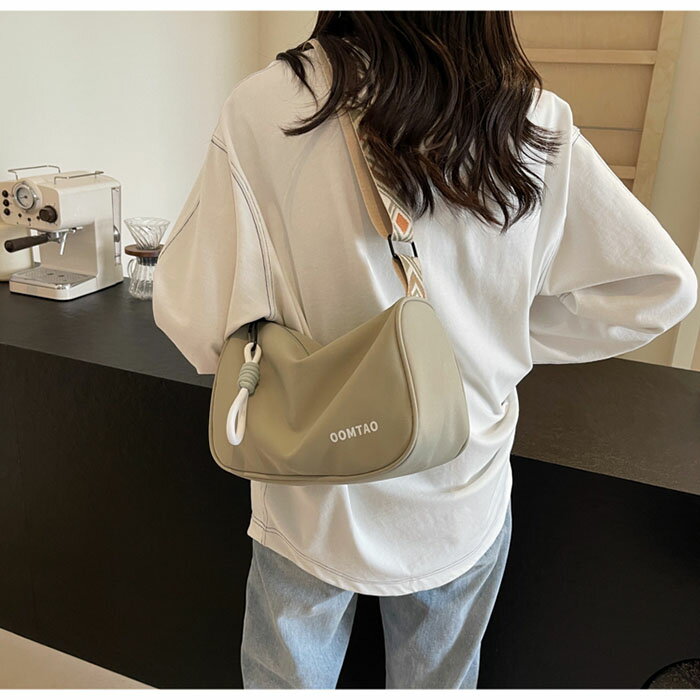 ショルダーバッグ レディース キャンバスバッグ ボディバッグ 帆布 バッグ ファスナー 肩掛け 斜め掛け 量軽 キャンバス 鞄 かばん 小さめ 通勤 通学 お出かけ カジュアル 大人 シンプル ブラック ホワイト 送料無料