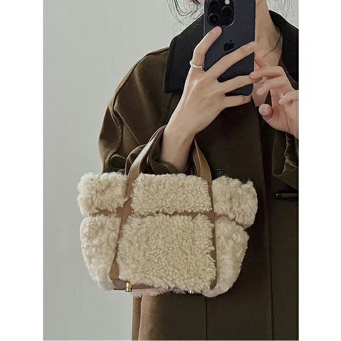 ミニショルダーバッグ 2WAY レディース 秋冬 小さめ ハンドバッグ ボアバッグ ミニ 肩掛けバッグ もこもこ 軽量 手提げバッグ 斜め掛け 大人 ミニバッグ 可愛い ふわふわ 人気バッグ ミニファーバッグ 手持ち おしゃれ カジュアルのサムネイル