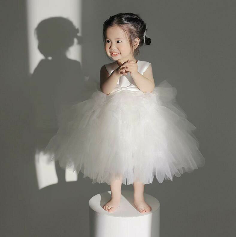 商品詳細 キッズドレス 女の子チュールワンピース 袖無し 子供フォーマルドレス 商品内容 ワンピースのみ サイズ 80cm バスト52　ウエスト50　着丈57　肩幅23　適応身長75-85cm　適応年齢1-2歳 90cm バスト54　ウエスト52　着丈60　肩幅25　適応身長85-95cm　適応年齢2-3歳 100cm バスト56　ウエスト53　着丈69　肩幅27　適応身長95-105cm　適応年齢3-4歳 110cm バスト60　ウエスト56　着丈76　肩幅28　適応身長105-115cm　適応年齢5-6歳 *素人採寸、若干誤差が生じる場合がございます。 素材 ポリエステル カラー 1色 注意事項： ※サイトに掲載されている商品は、お客様のモニター環境等により、実際の物と素材感、色が多少異なる場合がございます。予めご了承ください。 ※工場大量生産による生産過程におきまして、若干の個体差(2cmから3cm)が生じる場合がございます。 ※当商品は取り寄せ品の為、日本製より裁縫や仕立てに甘さ（ほつれあること）がございます、あらかじめご了承くださいませ。 ※在庫管理条件や運送状況によりシワが出ることもございます、ご了承ください。 ※ポケットありの衣装も縫い付られてある場合がございます。工場大量生産の物はミシン1本かけてある事もあります。ポケットの裏地確認頂きましたら、縫い目を従ってポケット開けてからご利用ください。 ※当店では安く出品の為、簡易包装袋でお届けします。靴の場合、取寄中に箱は崩れた場合も多い、箱なしでお届けします。ご了承ください ※他に不明点がございましたら、気軽くお問い合わせください。商品詳細 キッズドレス 女の子チュールワンピース 袖無し 子供フォーマルドレス 商品内容 ワンピースのみ サイズ 80cm バスト52　ウエスト50　着丈57　肩幅23　適応身長75-85cm　適応年齢1-2歳 90cm バスト54　ウエスト52　着丈60　肩幅25　適応身長85-95cm　適応年齢2-3歳 100cm バスト56　ウエスト53　着丈69　肩幅27　適応身長95-105cm　適応年齢3-4歳 110cm バスト60　ウエスト56　着丈76　肩幅28　適応身長105-115cm　適応年齢5-6歳 *素人採寸、若干誤差が生じる場合がございます。 素材 ポリエステル カラー 1色 注意事項： ※サイトに掲載されている商品は、お客様のモニター環境等により、実際の物と素材感、色が多少異なる場合がございます。予めご了承ください。 ※工場大量生産による生産過程におきまして、若干の個体差(2cmから3cm)が生じる場合がございます。 ※当商品は取り寄せ品の為、日本製より裁縫や仕立てに甘さ（ほつれあること）がございます、あらかじめご了承くださいませ。 ※在庫管理条件や運送状況によりシワが出ることもございます、ご了承ください。 ※ポケットありの衣装も縫い付られてある場合がございます。工場大量生産の物はミシン1本かけてある事もあります。ポケットの裏地確認頂きましたら、縫い目を従ってポケット開けてからご利用ください。 ※当店では安く出品の為、簡易包装袋でお届けします。靴の場合、取寄中に箱は崩れた場合も多い、箱なしでお届けします。ご了承ください ※他に不明点がございましたら、気軽くお問い合わせください。