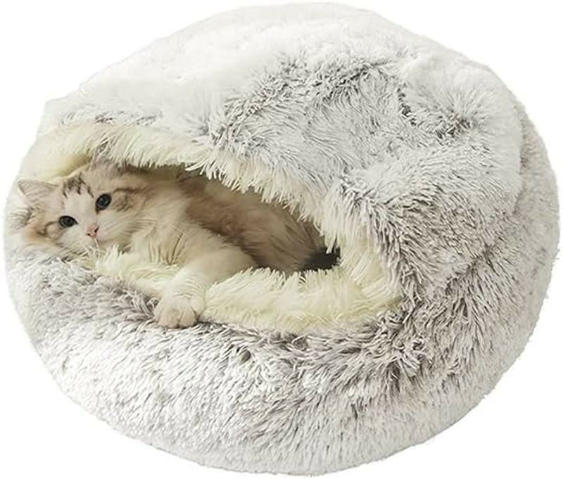 猫がかくれんぼ好きの性格による新品を作り、ぐっすり寝れる丸型の貝殻の猫ハウスです。ドーム型の可愛いデザインで、見ていてもほほえましいです。内側と表面が毛足のあるふわふわの素材なので、厳しい真冬の寒い時期は入ると暖かいです。防寒対策に欠かせないペット用品としてお進めます。猫の眠習みに合う暖かいペットベッドです。縁と底部にふわふわで弾力があるPP綿で詰まって柔か気持ち良いです。潜るが好きな猫なら、ハウスの中に入って、縁に顎のせしてぐっすり眠れます。潜るが大丈夫な子ではないなら、そのままハウスに横になってクッションとして使っても問題ありません。裏面に滑り止め付き。裏面はシリコン粒が付きの素材で滑らかなフロアに置いてすズレません。また、地面からの湿気を防ぐことができて、ペットの健康に優しいです。お部屋の気に入り場所、狭い場所に入るところ、ケージやキャリーの中にもオススメです。寝袋、クッション、ベッドなど様々な形で使えるのペット用品です。洗い簡単です。しっかりしているので、普通に敷き毛布として活躍でき、丸ごと洗濯にも耐えられる。洗濯機で繰り返しお洗濯可能、清潔に保つことができ、型崩れにくい猫用寝袋です。ふわふわデザインして、軽くなって、洗濯をしても早く乾きます。ご注意：本製品は圧縮した状態で発送します。商品が届いてから梱包を開けて　揉んで形を整えた後、通風や太陽に当たる乾燥の場所に置いて、中綿の弾力で、しばらく原状に戻ります。