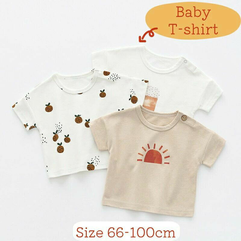 ベビー半袖Tシャツ 綿100% 肩ボタン付き（ミカン/アイス/太陽・66〜100cm） 毎日着せたくなる、やさしいコットン100%のベビー半袖Tシャツ。北欧っぽい可愛い総柄＆シンプルプリントで、写真映えもばっちりです。肩ボタン付きだから首まわりが通しやすく、お着替えがスムーズ。肌着にもトップスにも使えるので、春夏はもちろん、季節の変わり目の重ね着にも大活躍します。 ■ 商品の特徴 綿100%：赤ちゃんのデリケートなお肌にやさしい、さらっとした着心地 通気性◎：汗をかきやすい季節もムレにくく快適 肩ボタン付き：頭を通すのがラクで、お着替えタイムの負担を軽減 ほどよくシンプル＆可愛いデザイン：ミカン・アイスクリーム・太陽の柄で毎日のコーデが楽しく ユニセックス：男の子・女の子どちらにも似合うナチュラルカラー 1枚でも重ね着でも：トップスとしても、肌寒い日はインナーとしても使えてロングシーズン活躍 兄弟リンクにもおすすめ：キッズサイズ展開があるのでおそろいコーデも楽しめます ギフトにもぴったり：実用性の高いデイリーTシャツは出産祝い・プチギフトにも◎ ■ 柄 ミカン | アイスクリーム | 太陽 ■ サイズ 66cm | 73cm | 80cm | 90cm | 100cm ■ 仕様 季節春・夏（重ね着で通年） カラー全3柄 生産国中国 サイズ目安66cm（身長59-66cm/体重5-6.5kg）、73cm（身長66-73cm/体重6.5-8.5kg）、80cm（身長73-83cm/体重8.5-10.5kg）、90cm（身長83-95cm/体重10.5-13.5kg）、100cm（身長95-105cm/体重12.5-16kg） タイプベビー半袖Tシャツ / カットソー（肩ボタン付き） 素材綿100% 対象0歳〜3歳目安（ユニセックス） ■ おすすめシーン 保育園・幼稚園のデイリーウェアに おうち時間のリラックス服・部屋着に お散歩・公園・おでかけのカジュアルコーデに 旅行や帰省の着回しアイテムに 汗をかく日の肌着代わりに 肌寒い日の重ね着インナーに お誕生日フォトや記念撮影の衣装に 出産祝い・ちょっとしたギフトに 兄弟・姉妹のおそろいコーデに ※サイズは平置き採寸・個体差により若干の誤差が出る場合があります。※濃色製品は色移り・色落ちする可能性があるため、濡れた状態での摩擦や淡色物とのお洗濯にご注意ください。※蛍光剤入り洗剤・アルカリ性の強い洗剤、長時間のつけ置きはお避けください。※モニター環境により実物と色味・素材感が多少異なる場合があります。ベビーTシャツ 半袖 綿トップス 綿100% 総柄 綿Tシャツ 夏服 通気 肌着 肩ボタン 出産祝い 新生児ギフト66cm 73cm 80cm 90cm 100cm ・肌寒いときには重ね着のインナーとしても着ることができ、デイリーウェアに欠かせないマストアイテム。 ・肩にボタンが付いているのでお着替えも簡単です。 ・お肌に直接触れるTシャツは、安心のコットン100%がいいですね。。 キッズサイズのご用意もあるので、兄弟でお揃いもおすすめです。 出産祝いギフトとしても素敵タイプで、お勧めです。 楽しくて快適な夏をお送りましょう! 1年を通して使えるユニセックスの半袖アンダーウェアです♪ サイズ Size 部位 着丈 胸囲 袖丈 身長目安 体重目安 66cm 30cm 29cm 5cm 59-66cm 5-6.5KG 73cm 32.5cm 30.5cm 5.5cm 66-73cm 6.5-8.5KG 80cm 35cm 32cm 6cm 73-83cm 8.5-10.5KG 90cm 37.5cm 33.5cm 6.5cm 83-95cm 10.5-13.5KG 100cm 40cm 35cm 7cm 95-105cm 12.5-16KG 素材 綿100% カラー 全3色 生産国 中国 ご注意 長時間の浸け置き洗いはお避けください。 蛍光剤の入る洗剤やアルカリ性の強い洗剤のご使用はお避けください。 濃い色の洗濯物と分けてお洗いください。 雨や汗など、濡れた状態での摩擦により色落ちする恐れがありますので、ご使用時にご注意ください。 実際の商品と色味・素材感が多少異なる場合がございますので、予めご了承ください。 お使いのモニター環境等により、実際の商品と色味が若干異なる場合がございます。 ★商品でお気づきの点がございましたらレビュー記載前に当店までお問い合わせください。 こちらもおすすめ♪