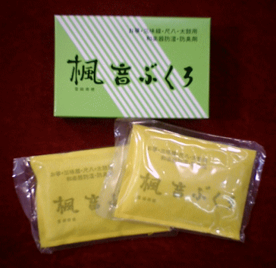 音ふくろ…は、和楽器用として研究された、特殊な湿気調節剤と防臭剤を適当なわりあいに配合した高級防湿、防臭剤であります。お箏、三味線、尺八、太鼓などあらゆる和楽器に欠かせない保護剤といえます。たいせつな楽器が湿気をふくみすぎたり、また、三味線の皮のように乾燥しすぎていたんだりしては、良い音がでなくなってしまいます。こんなときに、特殊な湿気調節作用をして、本来の音をたもち、楽器をいつまでもながもちさせる効果があります。また、塗料のにおいが気になったりするときにもそのにおいを消す効果があります。 ■有効期間：開封後 約6カ月　