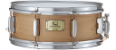 ■CL1455SN/C 14" x 5.5" One Piece Maple Brass (Chrome Finish) / 8 SR-17A/SR-18E S-041 CL-55 / SST-5052 最もクラシカルなサウンド。“ネイチャーフィニッシュ”の採用で シェル特性を最大限に引き出します。1989年の発売以来、数多くのドラマーに愛されてきた“カスタムクラシック”は 7.5mmという驚異的な厚みのワンピース（単版）メイプルを、高度な成形技術で 真円度の極めて高いシェルに仕上げた“名器”と称されるモデルで、センシティヴか つ、スティックがくいこむような心地よいサウンドが特徴だ。 また、“カスタムクラシック・レジェンド”は、この極上のシェルにワンピースの レインフォースメントを装備し、より芯の太いメイプルのパワーを発揮する。 これらのモデルは新たに、自然環境に配慮した天然塗料を極薄塗装した “ネイチャーフィニッシュ”を採用。また“黄金比”に基づくエアベント （空気穴）のポジション設定をはじめ、クロームフィニッシュの8テンション ブラスフープ、ワウンド・タイプのスナッピーなどの導入により、シェルと スナッピーの響きを巧みに吹き出し、センシティブなレスポンスをさらに 磨きあげた。“名器”はこうしてさらに進化を遂げてゆく。