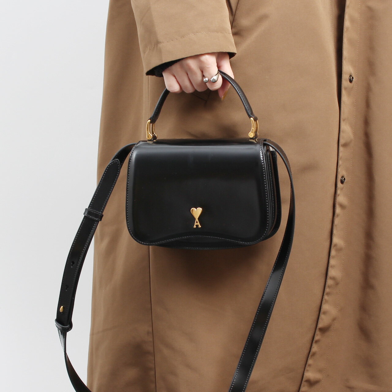 【美品】アミパリス　ami paris カメラバッグ　ショルダーバッグ 関税込 Ami Paris アミパリス PARIS PARIS レザー カメラバッグ (AMI