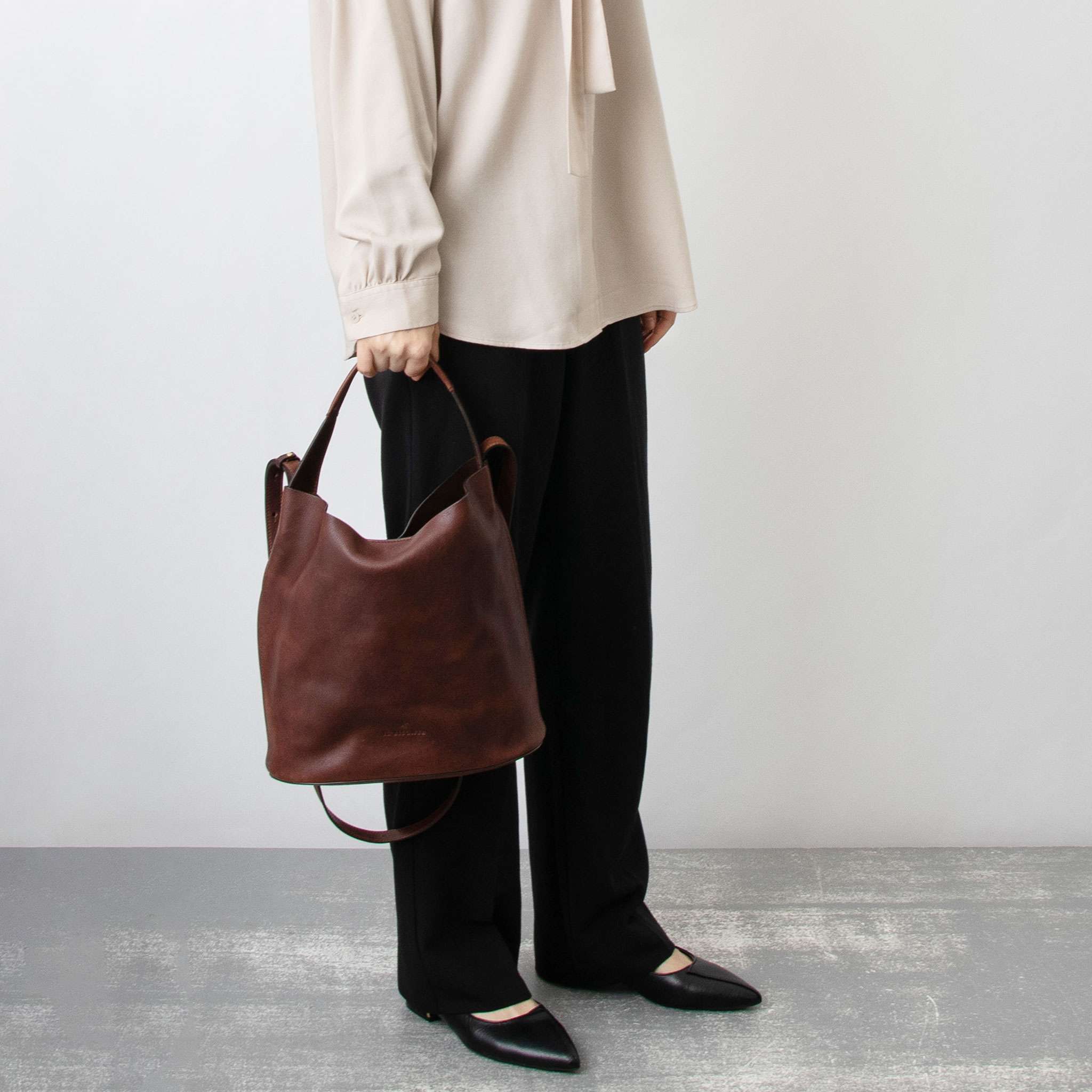 ハンドバッグ イルビゾンテ IL BISONTE バッグ レディース 2WAYハンド/ショルダーバッグ LE LAUDI MEDIUM BUCKET BAG (Mサイズ) BBU026 PO0001