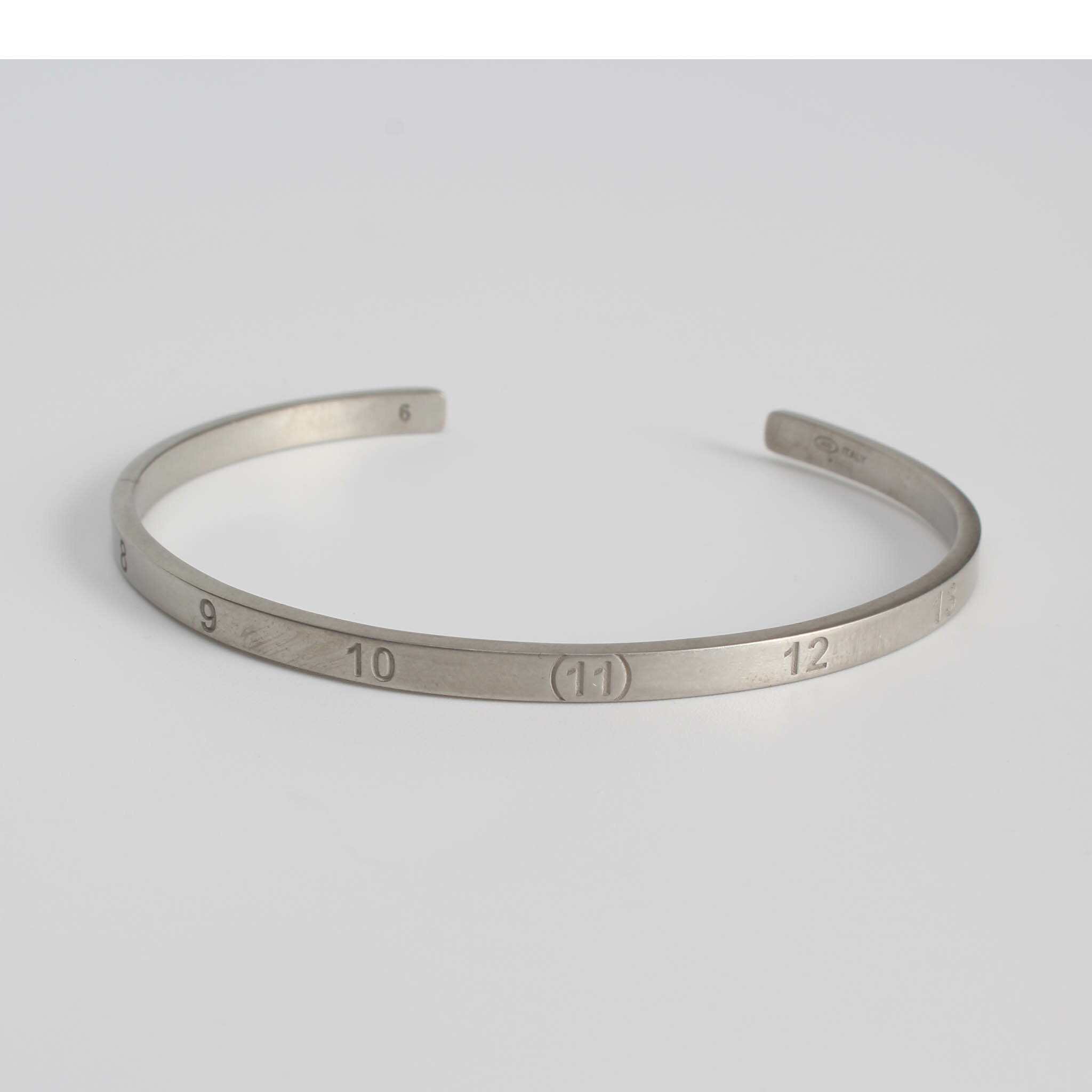 メゾンマルジェラ MAISON MARGIELA ブレスレット NUMERIC SLIM CUFF BRACELET 4mm  レディース SI8UY0002 SV0129