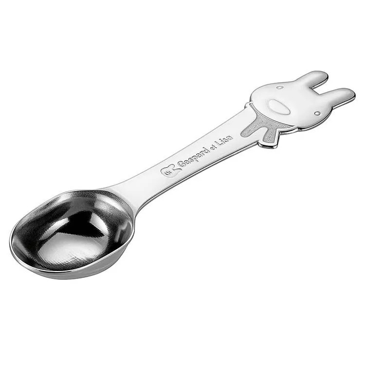 リサとガスパール 計量スプーン 小さじ ステンレス製 キャラクター キッチン用品 調味料 計量 かわいいリサと一緒にお料理♪ 持ち手にリサのお顔をあしらった小さじ計量スプーン！ 【リサとガスパール 計量スプーン（小さじ）】人気キャラクター「リサとガスパール」のかわいい計量スプーンです。持ち手の先端には、リサのお顔をデザイン。柄には「Gaspard et Lisa」の文字が入っています。毎日のお料理やお菓子作りに便利な、小さじ用の計量スプーンです。■ かわいいリサのデザイン持ち手の先端にリサのお顔をあしらい、キッチンで使うのが楽しくなるデザインです。■ 調味料の計量に砂糖や塩などの調味料を量る際に便利です。■ お料理やお菓子作りに普段のお料理からお菓子作りまで、幅広く活躍します。【商品情報】商品名：リサとガスパール 計量スプーン（小さじ）種類：小さじJANコード：4995284513185※本商品は食事用スプーンではなく、調理用の計量スプーンです。 5