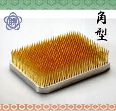 商品情報サイズ（mm）豆角　　53×35×H18小角　　68×51×H22中角　　82×56×H22大角　　94×70×H22大々角　98×73×H24特大角　99×76×H25重量（g）豆角　　135　小角　　300　中角　　385　　大角　　560　　大々角　620　特大角　770針サイズ（mm）豆角　　Φ1.2　　小角　　Φ1.4　　中角　　Φ1.4　大角　　Φ1.4　　大々角　Φ1.4　特大角　Φ1.6針の本数豆角　　122　　小角　　200　　中角　　276　　大角　　404　　大々角　404　特大角　428商品説明大きすぎず丁度良いサイズ感の型をそれぞれ用意しているので、初心者にぴったりのエントリーモデルです。掲載中の商品はメーカー発注商品を多数含んでおります。お申し込みの商品が、「生産未定、中止品、メーカー在庫切れ」等で入荷予定がない際にキャンセルとさせていただく場合もございます。あらかじめご了承ください。
