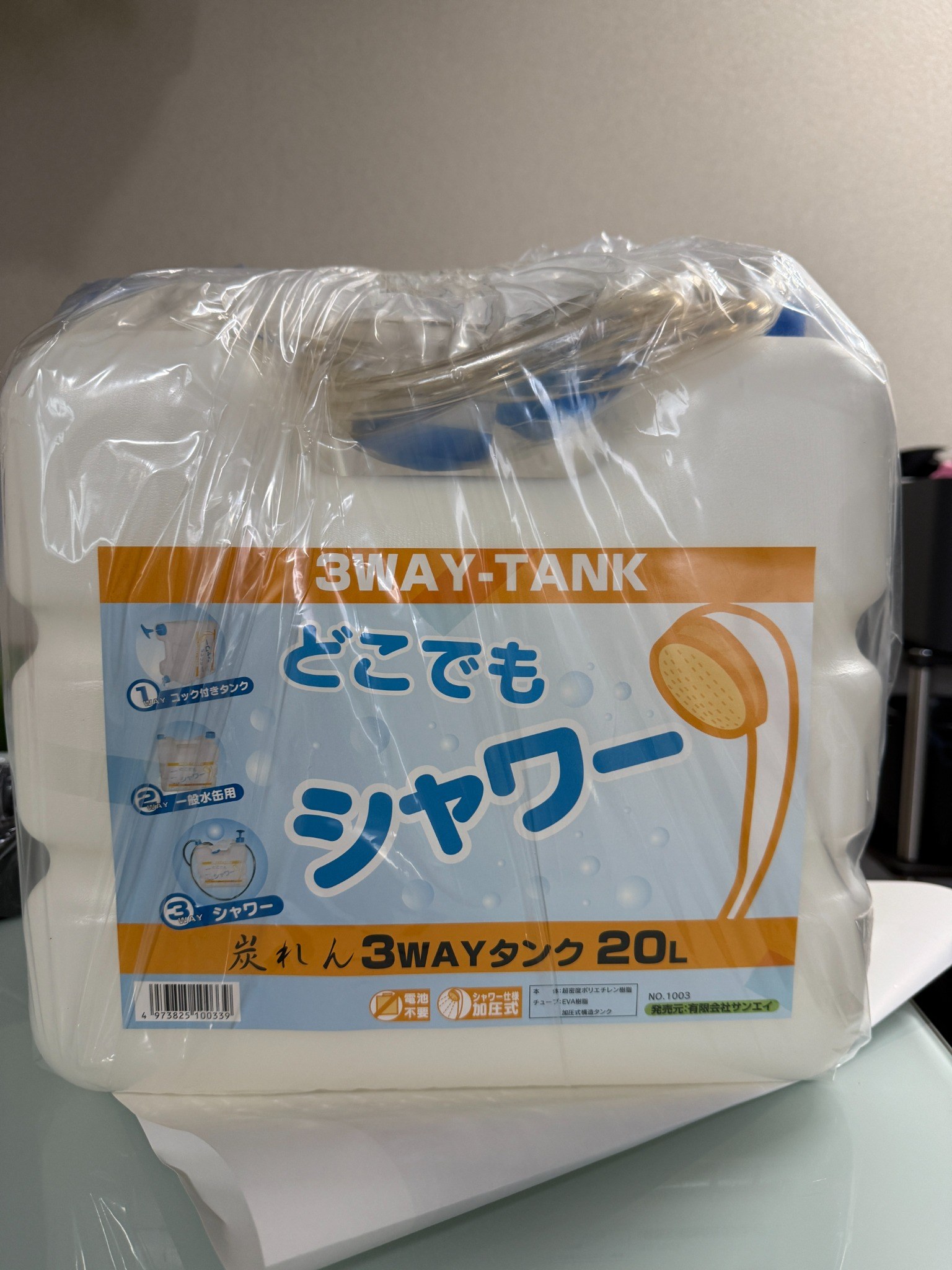 【在庫処分】どこでもシャワー 3WAYタンク 20L 電池不要 加圧式 簡易シャワー アウトドア 防災 台湾製 在庫限り！電池不要でどこでも使える♪ アウトドア・防災に便利な20L簡易シャワー 電池不要で使える、容量約20Lの3WAYタンク「どこでもシャワー」です。ポンプを上下に動かして加圧することで、電源のない場所でも簡易シャワーとして使用できます。コック付きタンク・一般水缶・シャワーの3WAYで使用可能。キャンプやアウトドア、海水浴、レジャー、洗車などのほか、防災・非常時の備えにも便利です。【商品仕様】・容量：約20L・サイズ：約 幅345×奥行253×高さ395mm・タンク材質：ポリエチレン・ポンプ材質：ポリエチレン・シャワー本体：ポリエチレン・シャワーホース：塩化ビニール・内部ホース：塩化ビニール・タンク耐熱温度：70℃・タンク耐冷温度：－30℃・電池不要／加圧式・台湾製（MADE IN TAIWAN）　※50℃以上のお湯は使用しないでください。【在庫処分品について】新品・未使用品ですが、長期保管の在庫処分品です。保管に伴い、外装袋にシワ・擦れ・汚れ等がございます。商品の状態は掲載写真をご確認のうえ、ご購入ください。※在庫限りのため、なくなり次第販売終了となります。 5