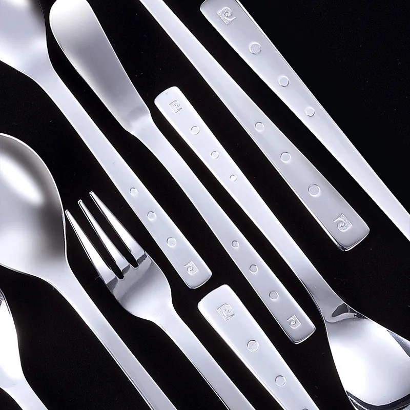 ピエール・カルダン デザート16PC カトラリーセット 16本セット PCD-554 日本製 食卓を上品に彩る日本製カトラリー16本セット。おしゃれなバブルドット模様で、毎日の食事や贈り物にも。 **ピエール・カルダン デザート16PC カトラリーセット**フランスのファッションブランド「ピエール・カルダン」のデザインを取り入れた、日本製のカトラリー16本セットです。持ち手にあしらわれたブランドのPマークとバブルドット模様が特徴。美しいミラー仕上げのステンレス製で、食卓を上品に演出します。コーヒースプーン・ヒメフォーク・デザートスプーンを各5本、バターナイフを1本揃えたセットです。毎日の食事やティータイムはもちろん、ご家庭でのおもてなしや贈り物にもおすすめです。**【セット内容】**・コーヒースプーン：5本（全長118mm）・ヒメフォーク：5本（全長124mm）・デザートスプーン：5本（全長173mm）・バターナイフ：1本（全長128mm）合計16本セット**【商品仕様】**・品番：PCD-554・JANコード：4995284511211・材質：ステンレススチール・仕上げ：ミラー仕上げ・生産国：日本・ブランド：ピエール・カルダン・メーカー：株式会社アサヒ 5