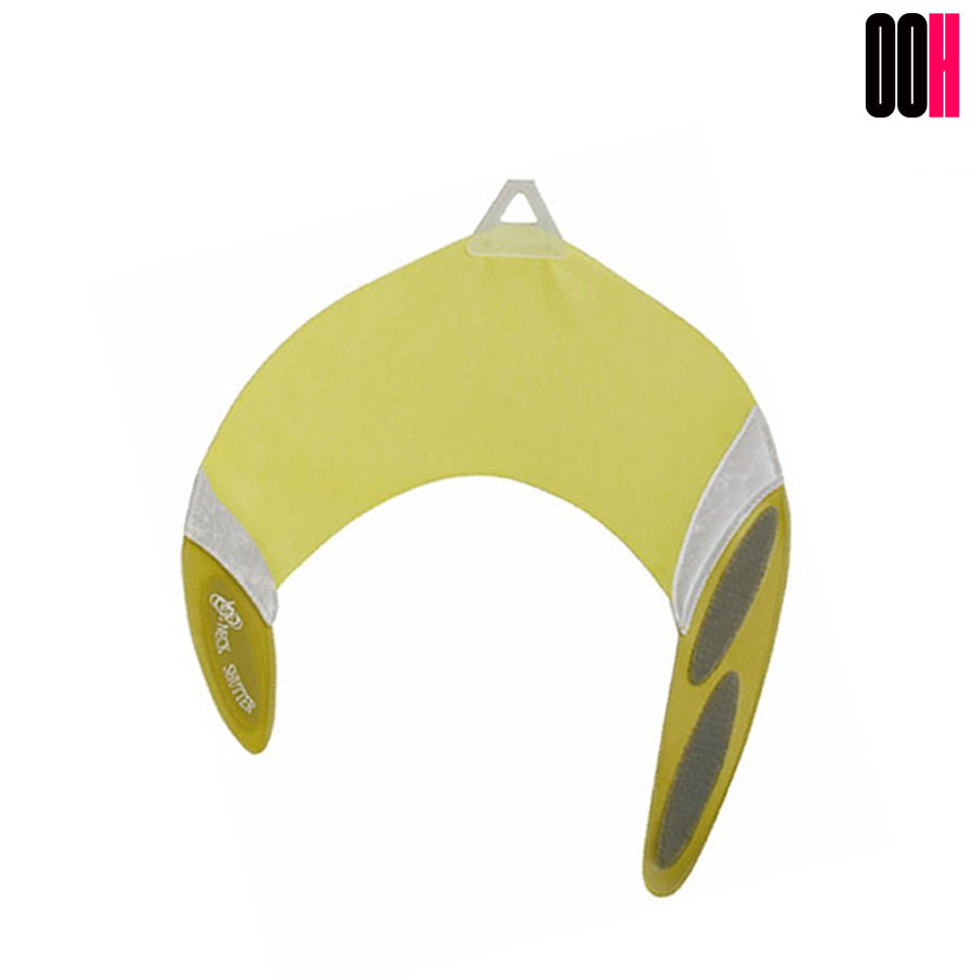 ロングセラー商品ネックシャッターの姉妹品 本体部の優れた素材、高度な製造技術をネックシャッターより受け継ぎその長所を余すところなく兼ね備えました。 よりシャープなデザインを求める方におすすめです。 カット・散髪時にクロスの襟口から毛が入るのを防ぎます。 耐久性を考慮したゴム加工を施しています。 ネックシャッターシリーズは、大切なお客様の首への圧迫感を 無くすため、製品本体部には専用に開発した非常に伸縮性に優れた特殊ゴム素材を使用し、 高度な製造技術で最適な厚みにて生産されています。 ・使用方法 マジックテープ部を両手で持ち、カットクロスの上から襟首に直接当てながら首の前で装着します ・サイズ 370mm×290mm ・首回りサイズ 230mm〜460mm