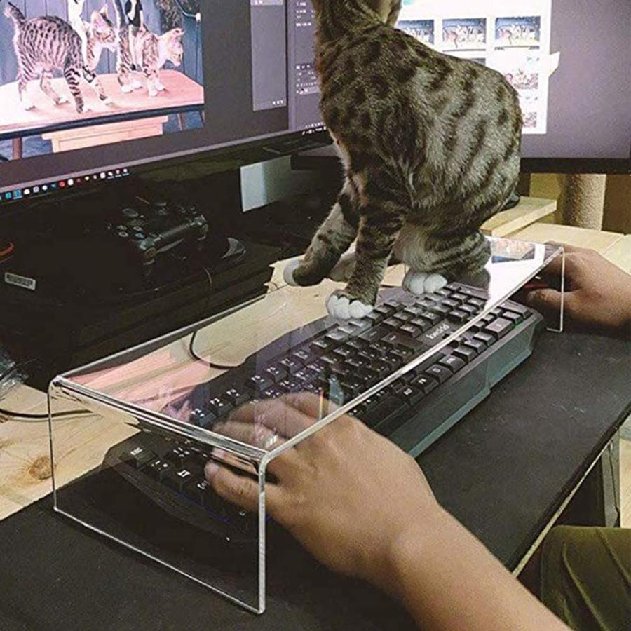 アンチキャットキーボード保護カバー機能は、猫をキーボードから遠ざけ、キーボードを水やペット、子供などの水から保護します。透明キーボードカバーは、使用していないときにキーボードを覆うことができます。アクリル製のテーブルトップは、作業中のペットからあなたを守るキーボードプロテクターとして、またはモニタースタンドとして使用できます。かがむことなく作業できます。キーボードカバーはアクリル製で、透明で耐久性があります。滑らかな丸みを帯びたエッジは完全に磨かれています。便利で安全に移動します。サイズ：長さ50cm *高さ10cm *幅17cm、厚さ：1cmほこり、キーの摩耗、液体のこぼれ（コーヒー/ビール）の汚染物質などを防ぐために、キーボードを完全に保護します。 備考 ●サイズ詳細等の測り方はスタッフ間で統一、徹底はしておりますが、実寸は商品によって若干の誤差(1cm～3cm )がある場合がございますので、予めご了承ください。●製造ロットにより、細部形状の違いや、同色でも色味に多少の誤差が生じます。●パッケージは改良のため予告なく仕様を変更する場合があります。▼商品の色は、撮影時の光や、お客様のモニターの色具合などにより、実際の商品と異なる場合がございます。あらかじめ、ご了承ください。▼生地の特性上、やや匂いが強く感じられるものもございます。数日のご使用や陰干しなどで気になる匂いはほとんど感じられなくなります。▼同じ商品でも生産時期により形やサイズ、カラーに多少の誤差が生じる場合もございます。▼他店舗でも在庫を共有して販売をしている為、受注後欠品となる場合もございます。予め、ご了承お願い申し上げます。▼出荷前に全て検品を行っておりますが、万が一商品に不具合があった場合は、お問い合わせフォームまたはメールよりご連絡頂けます様お願い申し上げます。速やかに対応致しますのでご安心ください。 全商品、「離島.一部地域」は別途 送料が掛かります。ご不明な点がございましたら、メールにてお問い合わせください。