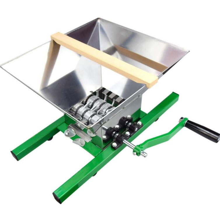 野菜や果物を簡単にしかも短時間で小さく粉砕できる粉砕機が登場！小さく粉砕して堆肥化をスムーズに行えるので、食品残渣の処理でお困りの方に最適です。容積を減らして残渣処理費用の軽減につなげます。7Lの大容量ホッパーは、たくさんの材料を一気に粉砕可能であり、材料を入れる手間も省けます。大型のロングハンドルとアルミ合金製のギヤで、人参、りんご、梨、ももなど硬い野菜や果物も対応できます。電源不要のシンプル構造で長寿命。サビに強い安全な食品級ステンレス製ホッパーは耐久性に優れており、食材に直接接触しても問題ありません。パーツごとに分解できるので、お手入れも簡単です。ホッパーサイズ（長さ×幅×深さ）：35×31×21cm、ホッパー容量：7L、ホッパー材質：食品級ステンレス、ギヤ材質：アルミ合金、ブラケット材質：スチール、製品重量：6.4kg商品内容：食品粉砕機×1 備考 ●サイズ詳細等の測り方はスタッフ間で統一、徹底はしておりますが、実寸は商品によって若干の誤差(1cm～3cm )がある場合がございますので、予めご了承ください。●製造ロットにより、細部形状の違いや、同色でも色味に多少の誤差が生じます。●パッケージは改良のため予告なく仕様を変更する場合があります。▼商品の色は、撮影時の光や、お客様のモニターの色具合などにより、実際の商品と異なる場合がございます。あらかじめ、ご了承ください。▼生地の特性上、やや匂いが強く感じられるものもございます。数日のご使用や陰干しなどで気になる匂いはほとんど感じられなくなります。▼同じ商品でも生産時期により形やサイズ、カラーに多少の誤差が生じる場合もございます。▼他店舗でも在庫を共有して販売をしている為、受注後欠品となる場合もございます。予め、ご了承お願い申し上げます。▼出荷前に全て検品を行っておりますが、万が一商品に不具合があった場合は、お問い合わせフォームまたはメールよりご連絡頂けます様お願い申し上げます。速やかに対応致しますのでご安心ください。