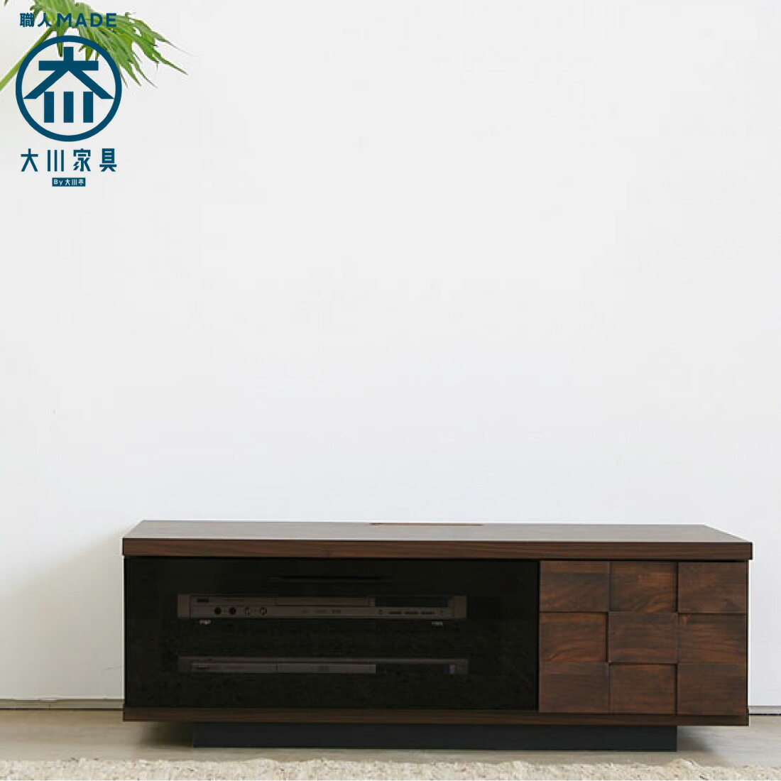 SIZE W:900 D:445 H:305mm MATERIAL TOP:tempered paper BODY:print sheet FRONT BOARD:alder wood, glass COLOR DEATAIL 完成品 国産日本製（国内工場製造） 商品写真はできる限り実物の色に近づけるよう加工しておりますが、 お客様のお使いのモニター設定、お部屋の照明等により 実際の商品と色味が異なる場合がございます。 上記に関する交換はお受けしておりません。 DELIVERY こちらの商品はメーカー倉庫よりお客様宅へ直送にて配送致します商品です。 SHIPPING ・九州〜関東まで・・・送料無料 ・宮城・福島・青森・岩手・秋田・山形・・・別途送料3,500円 ・北海道・・・別途送料4,000円 ・沖縄・離島・一部地域は別途お見積りとなります。 ※上記、該当地域へ商品お届けのお客様は、プルダウンよりご選択の上、ご注文手続きの完了をお願い致します。 当店で別途送料加算後、当店もしくは、楽天市場より改めて合計ご請求金額をメールにてご連絡致します。 ※商品1点の送料です ・こちらの商品は佐川急便玄関先お渡し配送の為、 配送ドライバーの方お一人でお届け、商品のお引き渡しは玄関先お渡しです。 ・一部地域において、時間指定が出来ない場合がございます。 ・設置場所までの搬入や開封、組立、設置、梱包材回収は致しません。 ・北海道、東北は別途送料が発生致します。プルダウンよりお選び下さい。 ・配送先が沖縄、離島は別途お見積りになります。 ・一部地域で中継料が発生する場合がございます。 ・エレベーター無、集合住宅にお住まいのお客様のお届けにつきまして、 搬入条件により、まれにチャーター料金(別途有料)が、発生する場合がございます。 ・搬入不可によるキャンセルや返品は出来かねますので、搬入経路の確認をお願い致します。