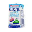 商品名 いかるが牛乳　低リン乳 内容量（1セット） 125ml×24本 製造元 株式会社　いかるが牛乳（大阪市住之江区） 原材料 生乳（50％以上）（国産）、乳製品、ホエータンパク濃縮物/炭酸カルシウム、クエン酸、乳化剤 栄養成分表示 (125ml)あたり エネルギー　84kcal たんぱく質　4.0g 脂質　4.6g 炭水化物　6.6g 食塩相当量　0.27g カリウム　130mg リン　54mg カルシウム　112mg 保存方法 常温保存可能商品（ 開封後は冷蔵庫で保存下さい。） 賞味期限：製造日より90日 送料 送料込 ※北海道・沖縄・離島地域への配送は追加1,200円が必要となります。 注意事項 　 【配送業者：ヤマト運輸】 特記事項 ●※かかり付けの栄養士と相談のうえご飲料ください。【低リン乳】人工透析、糖尿病患者様のための牛乳 リンを50％・カリウムを25％カット≫透析食・食事制限 ■いかるが 低リン乳とは？ 透析をうけられている方が、食事を摂取する上で気をつけなければならない、リン、カリウムを大幅にカット。 牛乳はカルシウムの吸収率が高く、アミノ酸組成のバランスも大変良いのですが、リン、カリウムが多いために制限されることが多いようです。 低リン乳は、牛乳を飲みたいけれど飲めない、そんな方にお飲みいただける乳飲料として、牛乳のおいしさはそのままに、リン、カリウムをカットしました。 なお、常温保存可能、125mlの飲み切りサイズで、飲みやすさにも考慮してあります。ぜひ、一度お試しください。 ■栄養成分表示 （125ml）あたり エネルギー（kcal） 84 たんぱく質（g） 4.0 脂質（g） 4.6 炭水化物（g） 6.6 食塩相当量（g） 0.27 カリウム（mg） 130 リン（mg） 54 カルシウム（mg） 112 ■透析治療を受けられている方へ 日本国内で、人工透析治療を受けられている方はおよそ35万人と言われており、さらに年間約1万人のペースで増加する傾向にあります。 患者の皆様にとって、カルシウムやたんぱく質といった栄養分の補給には牛乳が最適であるといわれながら牛乳中に含まれるリンとカリウムの含有量が多いため、お医者様から止められているケースが多いようです。 この度、いかるが牛乳におきましては、独自の製法で牛乳本来の味を損なうことなく、牛乳中のリン分を50％、 カリウム分を25％除去することに成功しました。 この製法は、平成12年11月24日に特許庁より特許登録の認可を受けております。 この製法により誕生した「いかるが低リン乳」は、これまでリンやカリウムの摂取量が気になり牛乳をあまり飲めなかった、そんな患者の皆様におすすめできる乳飲料です。 肝心の味におきましても牛乳と変わることなく美味しく召し上がっていただけるものと自負しております。「いかるが低リン乳」が皆様の生活のお役に立てば開発者にとりましてこれ以上の喜びはございません。是非一度お試しいただきますようよろしくお願いいたします。 最後になりましたが、患者の皆様が健やかな日々を送られますことを、弊社従業員一同、心よりお祈り申し上げます。（以上、株式会社いかるが牛乳「低リン乳」紹介より抜粋） 実際にご購入いただいたお客様のお声 ●妻が闘病中で、友人からこの低リン乳のことを聞き購入いたしました。あまり牛乳が好きではない妻が毎朝欠かさず飲んでいる姿を見ると、本当にこの低リン乳を試して良かったなと思っております。ありがとうございました。（東京都・U・N様） ●かかりつけの医師と相談し購入しました。今までの透析食と違い飲みやすく、とても気に入っております。本当に美味しい普通の牛乳と変わらない味ですね。続けてみたいと思います。（愛知県・Y・M様） ●牛乳が大好きだった私にとってこの低リン乳は運命の出会いでした！透析者用の牛乳は「臭い」「マズイ」があたりまえでしたので、本当に辛かった。。やっと、健常時と同じ感覚で牛乳が飲めます。（大阪府・O・A様） ●ラジオの宣伝で知りました。友人が長年闘病中なので贈りましたが、本当に喜んでもらえました。ありがとうございました。（大阪府・K・Y様） ●迅速、丁寧なお取引有難うございました。とっても飲みやすい！知り合いの透析患者さんにも紹介したいと思います。（愛媛県・T・K様） ●入院中透析食として病院からでていました。偶然ネットで見かけ飲みやすかったことを思い出し購入いたしました。続けてみようかと思ってます。（大阪府・A・T様） 全国には約35万人の透析患者様が食事制限に苦しんでおられます。 毎年1万人以上のペースで増加傾向にあります。 お近くに透析患者様がおられる方はどうか「低リン乳」をお知らせ下さい。 スタッフ一同心よりお願い申し上げます。