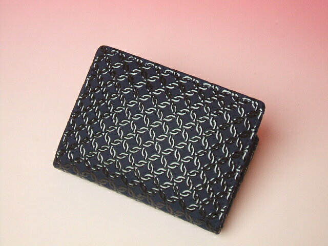 【送料無料】 印伝 免許ケース 紺地に黒漆の輪つなぎ【代引き不可】高級鹿革に漆で柄付け ファスナーポケットつき 印傳屋上原勇七2504
