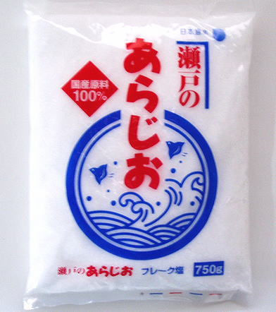 瀬戸内海に面した讃岐の平釜でじっくり炊き上げた風味豊かなお塩です。平らな粒のフレーク塩は素材にしっかりくっつき、素材のうま味をやさしく引き出します。お料理の見栄えをよくする大きな粒。素早く溶け、しっとりとしたお塩です。 商品説明 名称 塩 原材料名 海水 原料原産地名 瀬戸内産（海水） 内容量 750g 賞味期限 製造日より加工食品表示基準(農水省告示第1051号)により省略 配送便 通常便 製造者 株式会社日本海水　讃岐工場 備考 ◆フレーク状のため、水に溶けるのが早い。 ◆材料に素早く付き、振り塩に最高。 ◆にがりを含んだまろやかな味。 ◆フレーク状の一粒一粒が大きいので振りかけ過ぎを防ぐことから 　減塩効果バツグンです！天日塩を原料にして、瀬戸内海の海水から採れたニガリをほど良く加ええながら、じっくり煮詰める製法により「フレーク状」に造りあげた使い易いお塩です。マイルドな味わいが、全てのお料理の旨みを引き立てる自然派志向のあら塩で、特にお漬物や焼き魚、煮物に良く合います。