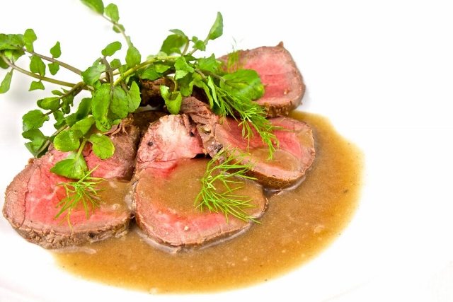 日米首脳会談のworking lunchでメインを飾った神石牛　ビストロ・ル・レーヴのA4ランク 神石牛フィレ（ヒレ） ローストビーフ 500g前後 特製グレービーソース 広島県産本わさび・長次郎作わさびおろし付 冷蔵便