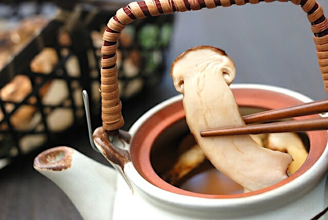 敬老の日の贈り物にも！　中国産の松茸(雲南・吉林産　冷蔵) 1箱 約140g(3〜5本入) 焼き松茸、松茸ご飯、土瓶蒸しに！秋の気配が漂う時期に味わう松茸は格別！最終出荷日は9/26土です　(まつたけ・マツタケ)