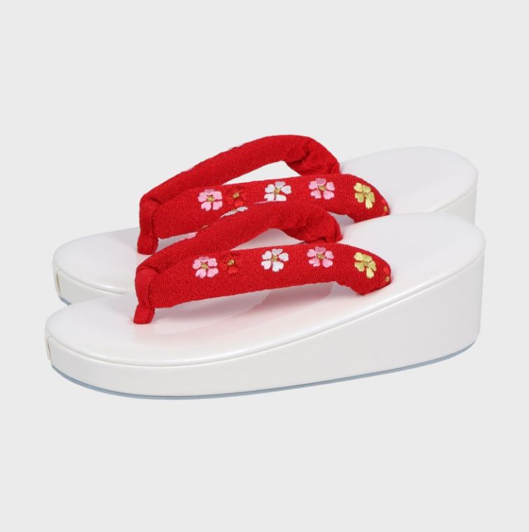 七五三・女児刺しゅう入り草履。白台/赤鼻緒、七五三やお祝い事などにお使いいただける草履です。S/M/L..