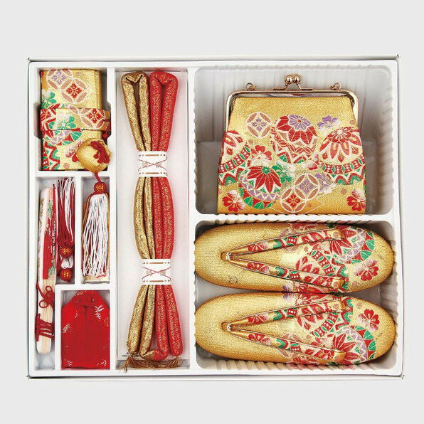 新作・便利な はこせこセット 七五三からお正月まで、さまざまな晴れの日に大活躍します。 【　便利な はこせこセット　】 七五三の三歳のお祝いに豪華な箱せこセットはいかがですか？ 着物を彩るのにかかせない小物類です。 草履やバッグなどがセット...