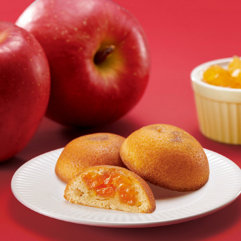 製品仕様 商品名 果実たっぷり　ふじ林檎ケーキ4個入り 中島大祥堂 名称 焼き菓子 箱サイズ 170×93×51mm 賞味期限 商品に記載 保存方法 高温・多湿を避け移り香にご注意ください。 原材料/商品内容 りんごシロップ漬(国内製造)、砂糖、マーガリン (乳成分を含む)、液卵、小麦粉、アーモンドプードル、くるみ、 ヘーゼルナッツパウダー、洋酒、食塩、シナモン／膨脹剤、 加工デンプン、 酸味料、酸化防止剤(V.C) 商品説明 自家製カラメルシロップに漬け込んだふじ林檎をたっぷりと入れ、しっとりと焼き上げました。 くるみの食感をアクセントに、林檎本来の味わいをお楽しみください。 生産国 国産 販売者 株式会社大佐和老舗 東京都文京区湯島3-36-5 ★アレルギー物質：卵・乳・小麦・くるみ・アーモンド・りんご