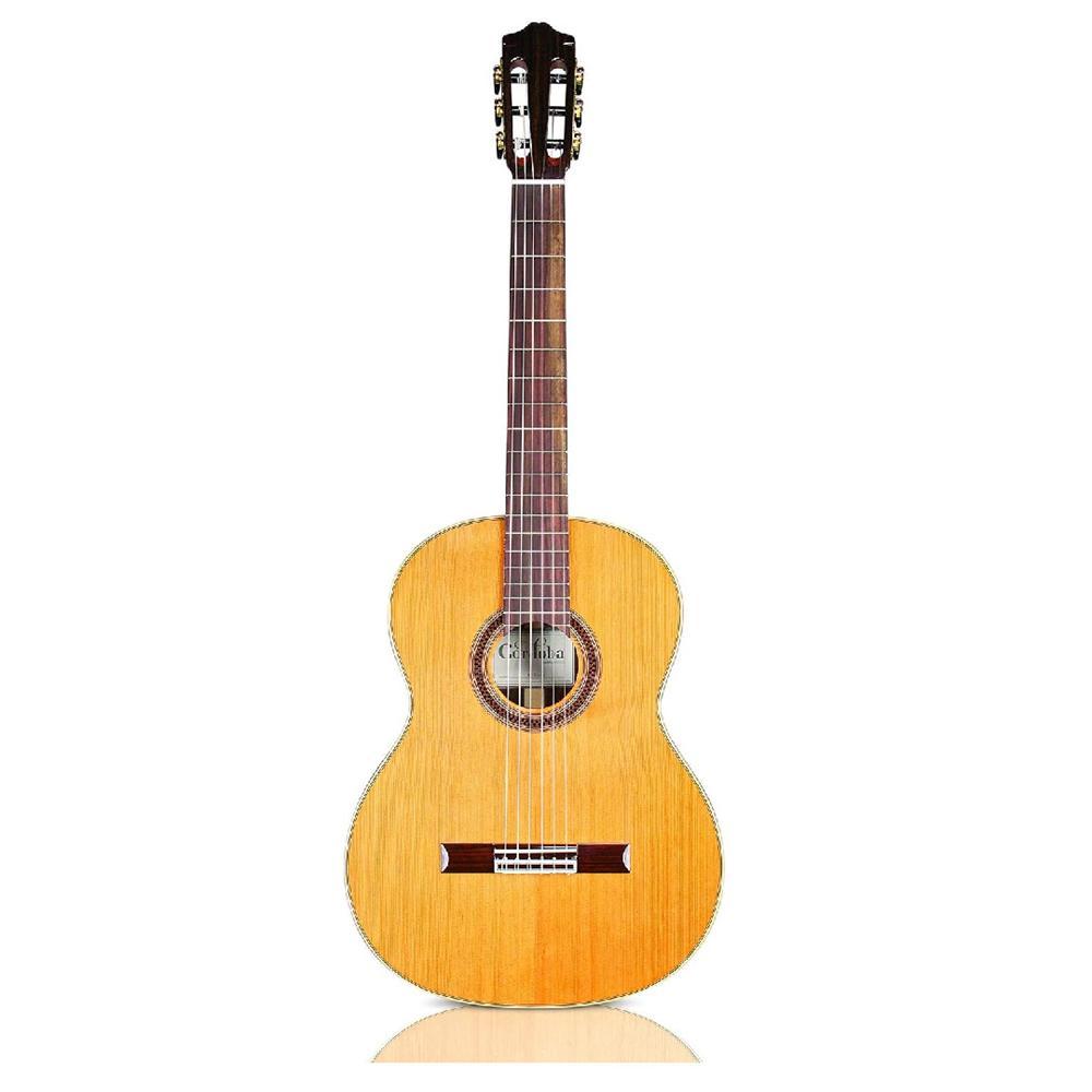 F7 Pacoは、伝統的なフラメンコギターのトーンウッドから一歩進んだユニークなモデルで、パコ・デ・ルシアに敬意を表してデザインされました。単板カナディアン・シダーのトップとインディアン・ローズウッドのバック＆サイドを採用し、豊かでダークな音色を実現。スペインの伝統を受け継ぎ、軽量でボディの奥行きはクラシックギターよりも薄めです。ハイグロス仕上げ、メイプルバインディング、フラメンコ用クリアタッププレートで仕上げられた、フラメンコギターへのオマージュにふさわしい一本です。　