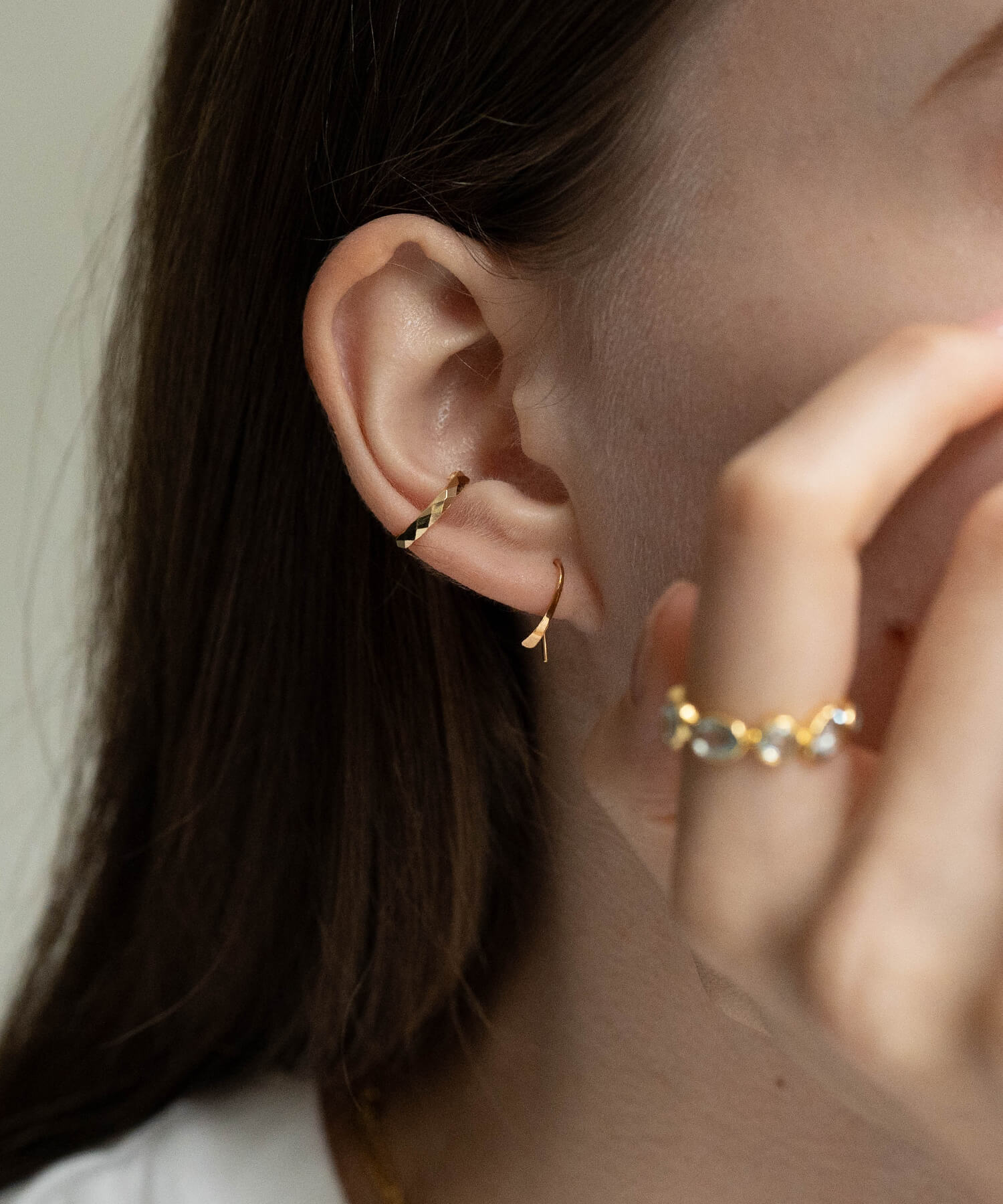 ピアス リング OPS.のイヤーカフ 片耳 レディース シンプル 18k k18 18金 プラチナ ゴールド 金属アレルギー対応 【EDRA エドラ】 多面カット フープ リング 華奢 細め 重ね付け 上品 大人 きれいめ 日本製 K18 PT900 誕生日 プレゼント｜アングル3