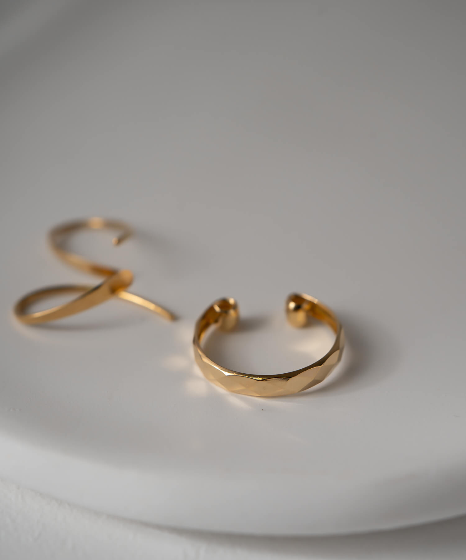 ピアス リング OPS.のイヤーカフ 片耳 レディース シンプル 18k k18 18金 プラチナ ゴールド 金属アレルギー対応 【EDRA エドラ】 多面カット フープ リング 華奢 細め 重ね付け 上品 大人 きれいめ 日本製 K18 PT900 誕生日 プレゼント｜アングル2
