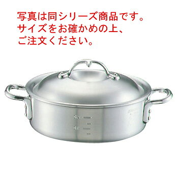 写真は同シリーズ商品です。サイズをお確かめの上、ご注文ください。 〈ニューキングポット〉 【内径】42cm 【容量】20.0L 【外径】443mm 【深さ】140mm 【板厚】3.6mm 【重量】4.7kg ●強度が高く耐食性にも優れたKS3805アルミ材を使用。従来のキングシリーズより2倍の強度、1.5倍の耐食性を誇ります。 キングシリーズ同様どの部分を切っても厚さが均一な為、熱ムラが少なく歪みや変形の少ない耐久性のある製品です。フタの取手には本体のフチにかけられるフック付き。 ※目盛付
