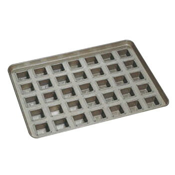 ケーキを焼くと言う事は、オーブンの熱を、型を通して生地に伝え水分を蒸発乾燥させることです。 金属天板にはきれいに焼くために必要な比熱と熱伝導があります。 【外寸】545mm×395mm×高さ54mm 【単品寸法】45mm×45mm×高さ30mm