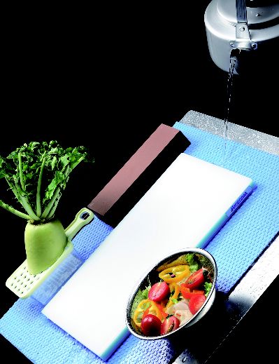 耐久性に優れ、プロの酷使にも充分性能を発揮します。商品名 水ぬれOKシート YS-6030 サイズ：600×300mm　 まな板対応サイズ（700×350、750×350） 材質：スチレン系エラストマー樹脂 ●抜群の滑り止め効果水濡れしたス...