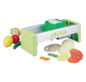※商品名の商品1点になります。野菜は含まれておりません。 商品名 手動スライサー 「スライスくん」 サイズ：W415×D170×H170mm 投入口：90×90mm（仕切板により可変式） 厚さ調節：スライス厚0.5～10mm　千切幅 3mm 重量：1.6kg ● 独自のVカッターの採用で抜群の切れ味。 ● 付属の千切り刃（約3mm角）を使用することで、スライス＆ 　　千切りが思いのままです。