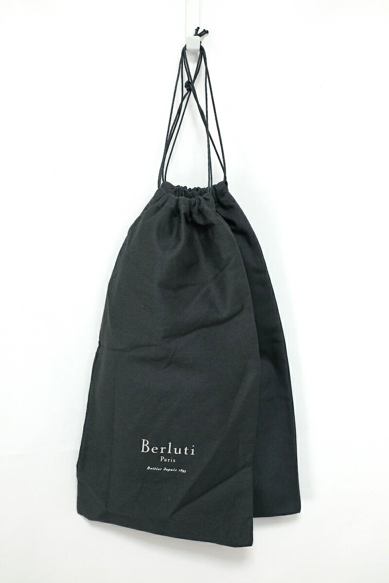 【2枚セット】Berluti ベルルッティシューズ用 保存袋 グレー【中古】 コンディション当社が定める基準 N ：未使用品 S ：未使用、または未使用に近い A ：状態が良好な商品 B ：通常の使用感のある中古品【破損など無く使用に支障の無い商品】 BC：難有商品【大変使用感がある中古品・ベタつき、ハガレなどが有る商品】 C：難あり商品【破損などが有り修理が必要・そのままでは使用不可な中古品】 状態：S 中古品の商品状態につきましては画像にてご確認くださいませ。 サイズ横：約21cm 縦：約41cm 関連キーワード アパレルブランド、コラボレーション、新品、未使用、最新、ロゴ、タグ付き、レースアップ、、ストリート、カジュアル、モード 、古着、海外ブランド 、メンズ、レディーズ、ユニセックス、男、女、彼氏、彼、ファッション、デザイナー 店舗ID：240413-6