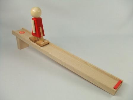スロープ人形・ヌルミ 木のおもちゃ スロープ 木製 木のおもちゃ 出産祝い 知育玩具 トコトコ