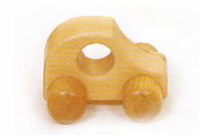どっしりとした重量感のある木の車です。 自分の体重をかけながら押して遊びます。 なめらかな手触りと、持ちやすい緩やかなカーブが特徴です。ニキティキカタログ掲載品原産国：ドイツ：ケラー社 長さ13cm