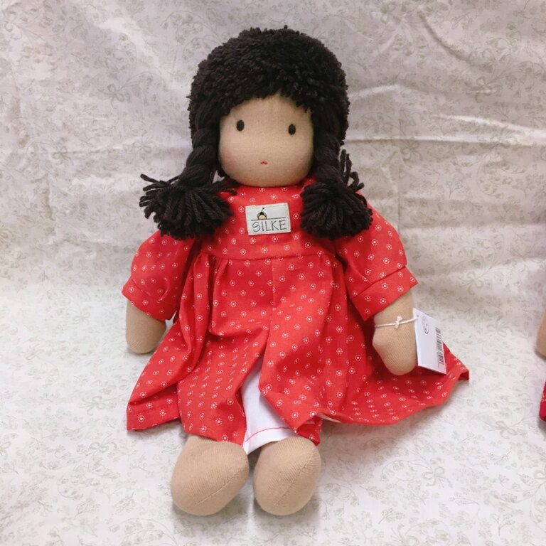 素朴で優しい表情の抱き人形です。35cm 人形の服の布地柄は変わることがあります。ご注文時にご希望の髪の色と服の色をお知らせください。