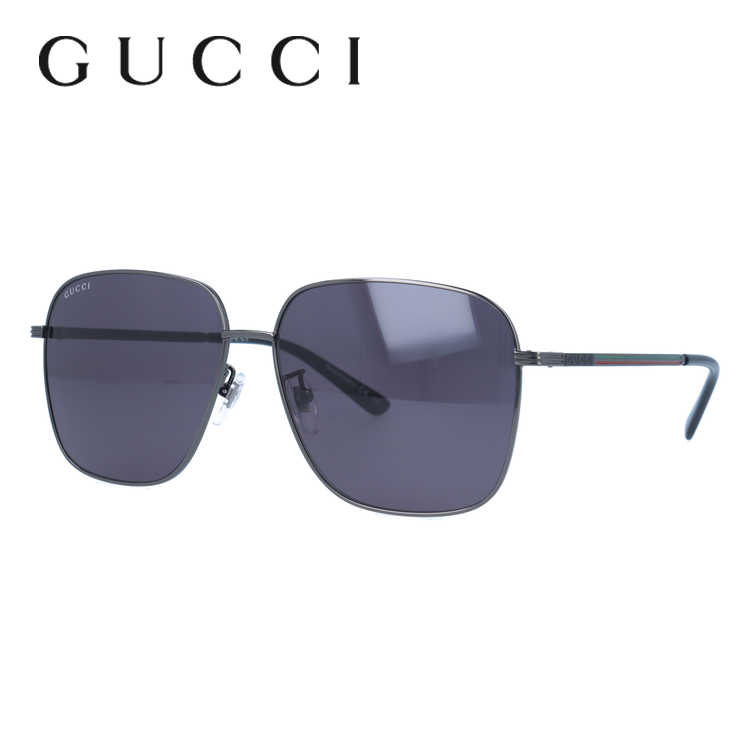 ブランドGUCCI（グッチ）品目サングラス型番GG0987SA 001 60サイズフィッティング調整可能ノーズパッド（クリングス）シェイプスクエアカラーフレーム：ガンメタル（艶あり）レンズ：スモーク素材フレーム：メタル（ニッケル合金）レンズ：プラスチック可視光線透過率11％紫外線カット率99％以上サイズ［A］レンズ幅：60mm［B］レンズ縦：52mm［C］ブリッジ幅：14mm［D］フレーム幅：147mm［E］テンプル長：150mm仕様・機能レンズカーブ：4カーブ重量：約28g（レンズを含む）付属品純正ケース純正ポーチ純正レンズクロス備考-GUCCI(グッチ)「最上の伝統を最上の品質で」をコンセプトに、その品質を保証する為に 世界で初めてデザイナーの名前を入れて商品を販売。その品質の高さは、多くのブランドの中でも特に実感できると言われており、グッチ（GUCCI）のデザイン性に優れるアイウェアは、身に着ける人のファッションに彩りをプラスします。そしてクリエイティブディレクターにアレッサンドロ・ミケーレが就任して以来、話題の絶えないGUCCI。本来のブランドの姿を取り戻すべくアイウェアの国内取扱い店舗を大きく絞り、ハイブランドとしての存在感を強く示しました。歴史やデザインのエッセンスが注ぎ込まれたアイテムをお楽しみください。