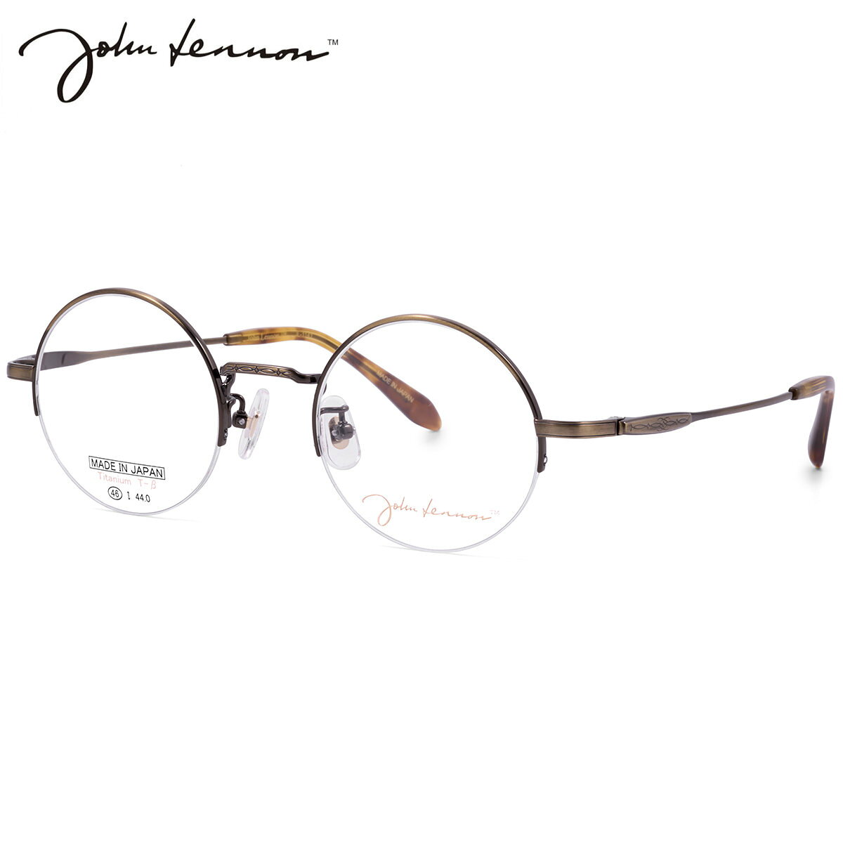 商品基本情報商品カテゴリー：メガネブランド名：John Lennon (ジョンレノン)型番：JL-1141 2 フレームカラー：アンティークゴールド レンズカラー：--紫外線カット率：--可視光線透過率：--鼻パッド：ありレンズシェイプ分類：ラウンドフレームタイプ分類：ナイロールフレーム材質：チタン レンズ材質：デモレンズおすすめの性別：ユニセックス ----------------------------------------------- おすすめの性別：男性にも おすすめの性別：女性にもオススメです。 -----------------------------------------------付属品：専用ケース、レンズクロス ※付属品の仕様は予告なく変更になる場合がございます。予めご了承くださいませ。状態：新品未使用正規品 デモレンズがセットされた状態での使用はできません。ご使用の際は必ずレンズを入れ替えてください。商品サイズ情報【A】レンズのよこ幅：46mm 【B】レンズのたて幅：44mm 【C】ブリッジ幅：22mm 【D】全体のよこ幅：137mm 【E】全体のたて幅：45mm 【F】テンプルの長さ：142mmメーカー公表サイズ：46□22-142電脳眼鏡が厳選したレンズについてご希望のレンズの屈折率やコートの種類等により、「NIKON」「SEIKO」「HOYA」などのメーカーが発売している多くのレンズの中から最適なレンズを厳選しています。JL-1141 2 46かけるだけで知的でレトロな雰囲気を演出。コーディネートのアクセントに最適なモデル。フレームの下半分のフチがないナイロール（ハーフリム）デザイン。丸メガネ特有の主張を抑え、顔なじみが良くスマートな印象を与えます。長年使い込んだような味わい深い質感を再現したアンティークゴールドカラーは、肌なじみが良く、クラシカルで知的な目元を演出してくれます。フレームには軽量で丈夫なチタンを採用、フィット感に優れた蝶足付きノーズパッドを備え、長時間の着用でも疲れにくい快適なかけ心地を実現しました。左テンプルエンドにはジョン・レノンの似顔絵ポートレートマークを配し、さりげないアクセントを添えています。丁寧なつくりの日本製でありながら、手に取りやすい価格帯も魅力の1本です。-John Lennon（ジョンレノン）-音楽界のレジェンド、ジョン・レノンが愛した“丸眼鏡”の哲学を受け継ぐ「John Lennon Eyewear」。時代を超えて愛されるラウンドデザインを軸に、クラシックでありながら完成度の高いミニマルな美しさを追求しています。日本の確かな技術によって一本一本丁寧に仕上げられたフレームは、繊細なバランスと軽やかな掛け心地が魅力。余計な装飾をそぎ落とし、フォルムそのものの美しさで魅せるデザインは、レノンが持っていた自由な感性と静かな個性を映し出します。知的でありながら、柔らかく、どこか温かい。日常に自然と溶け込みながら、かける人のスタイルに優しく寄り添う——それが「ジョンレノンアイウェア」の変わらない世界観です。