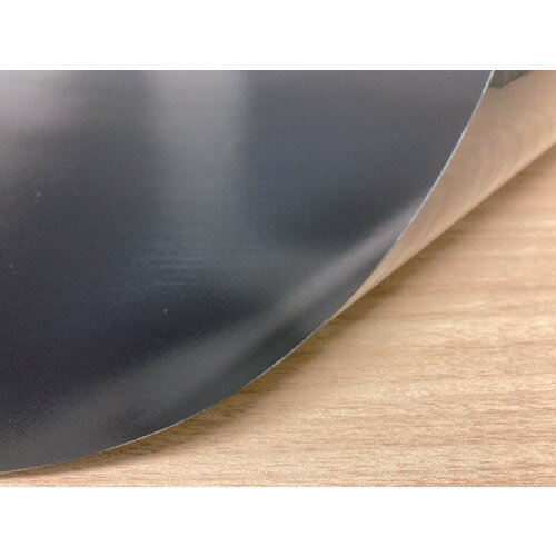 【特長】■非粘着性・滑り性・耐薬品性に優れるフッ素樹脂面と、クッション性・グリップ性に優れるシリコーンゴム面を併せ持つマットです。■表面がフッ素樹脂で覆われており、作業台に敷くだけで、容易に非粘着性、滑り性、耐薬品性環境を再現します。■裏面のシリコーンゴムがグリップ性を有しており、マットのずれを気にすることなく作業ができます。■フッ素樹脂面は帯電防止機能を付与しています。【用途】■仕上げ工程や検査工程等での作業台保護に。■作業台の上で、物を滑らせたいところに。■粘着剤や薬品を使用する際の作業台保護に。■静電気を嫌う用途。【仕様】■間口(mm)：900■奥行(mm)：750■厚さ(mm)：0.2■色：ブラック■引張強さ(N/cm)：タテ310、ヨコ335■引裂強さ(N)：タテ25、ヨコ26■体積抵抗率：10の15乗■表面抵抗率：10の8乗【材質・仕上】■基材：ガラスクロス＋カーボン入りフッ素樹脂（PTFE）■裏：シリコーン樹脂【注意事項】■厚さは総厚さを表記しています。
