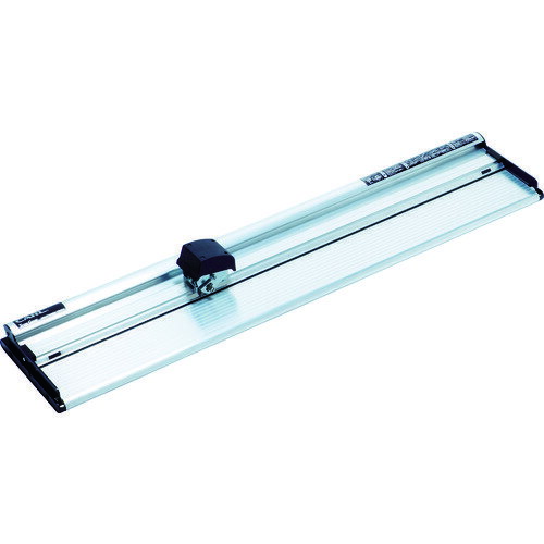 【特長】■発泡スチレンボード専用カッターです。■パネルが効率よく制作できます。■ボードをレールに挟み込み、スライダーを押し込みながら単方向に裁断します。■7mm厚までのスチレンボードの裁断が可能です。■ラミネート(厚さ0.1mmまで)を貼り付けたボードも裁断可能です。【仕様】■全長(mm)：1175■奥行(mm)：250■高さ(mm)：120■裁断幅(mm)：1000(A1サイズ)■適合替刃：K-05■裁断厚(mm)：7■適合カッターマット：M-1000■発泡スチレンボードカッター【材質・仕上】■アルミ、ABS樹脂、間圧延鋼板（SPCC）、他【注意事項】■購入時は刃とカッターマットが本体に装着済みです。