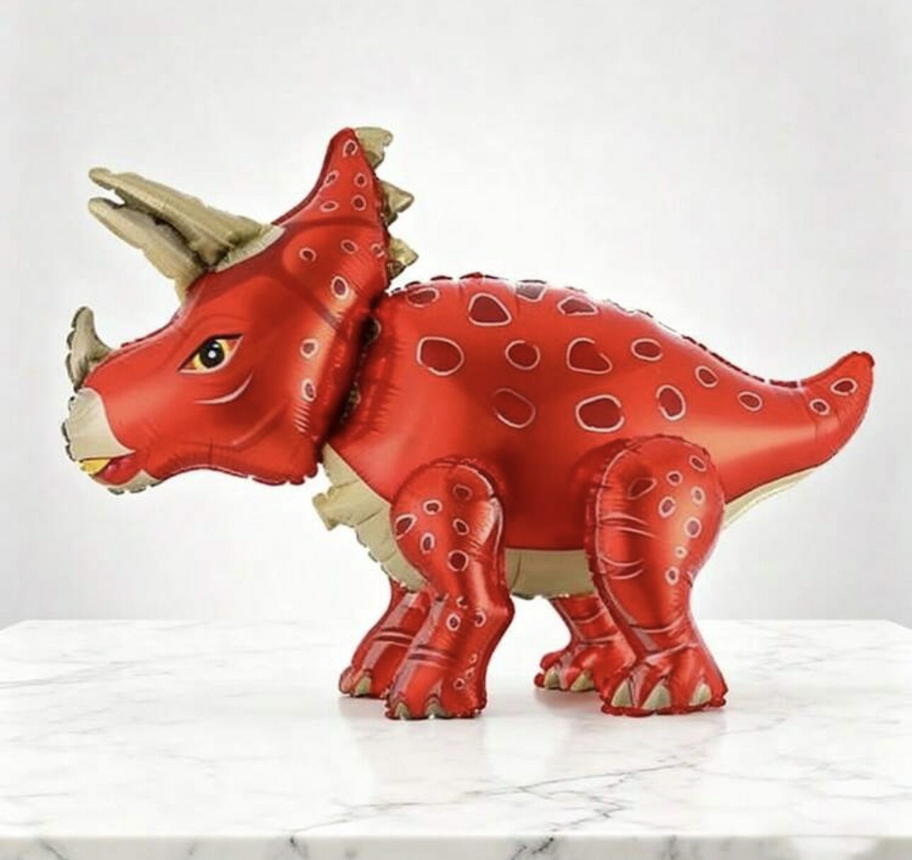 オレンジウェディングのレッドトリケラトプス 恐竜バルーン 大きいサイズ ビッグサイズ 誕生日 恐竜 バルーン Happy birthday ハッピーバースデー 飾り付け 風船 文字 アパーティー 飾り付け｜アングル2