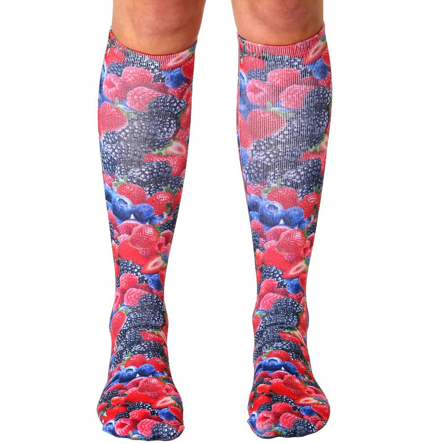 Living Royalの日本未発売のレア靴下です。 Made in USAにこだわり、他にはないユニークで かわいらしいデザインが話題となっています。 イチゴ、ブルーベリー、ラズベリーなどのフルーツが描かれた、 ジューシーでキュートなベリーズ柄。 ギフトにもオススメの遊び心のいっぱいのアイテムです。 この他にもたくさんのバリエーションを販売中です。 素材：ポリエステル100％ 平置きサイズ：縦43cm×横9cm 商品名：Living Royal Berries Knee High Socks ギフト対応 【楽ギフ_包装】【楽ギフ_メッセ】【楽ギフ_メッセ入力】Living Royalの日本未発売のレア靴下です。 Made in USAにこだわり、他にはないユニークで かわいらしいデザインが話題となっています。 イチゴ、ブルーベリー、ラズベリーなどのフルーツが描かれた、 ジューシーでキュートなベリーズ柄。 ギフトにもオススメの遊び心のいっぱいのアイテムです。 この他にもたくさんのバリエーションを販売中です。 素材 ポリエステル100％ 平置きサイズ 縦43cm×横9cm 商品名 Living Royal Berries Knee High Socks