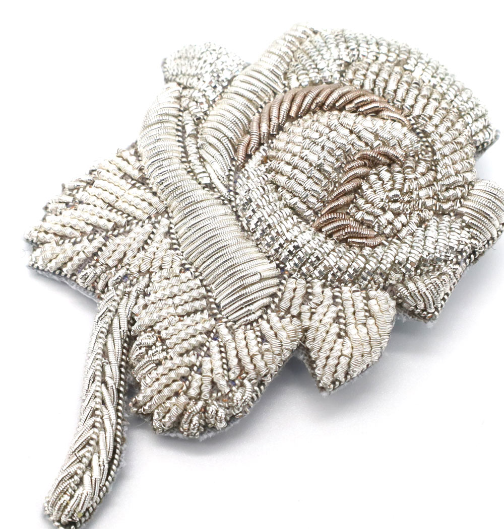 カルティエ展 薔薇 刺しゅうブローチ CARTIER 限定 オフィシャルグッズ 展覧会 ロンドンV&A博物館 美術館 Cartier Rose embroidered brooch