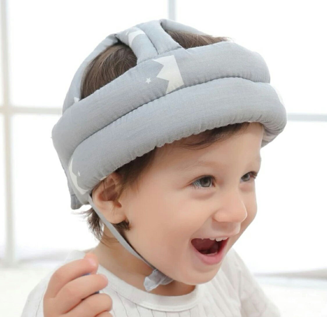 コットン素材のベビー転倒防止ヘルメットヘッドガード。 赤ちゃんの頭部をやさしく守ります。クッション性のあるスポンジを使用で軽くて装着も楽ちん リュックタイプとは違い、頭部の後ろ側だけでなく360度カバーできる安心のデザイン。 マジックテープでサイズ調整可能で、6ヶ月～3歳ぐらいまで長期間ピッタリ使えます。 ハイハイ時期、立ち上がり時期、よちよち歩き時期や魔の2歳時期もしっかり頭部を守ります。　