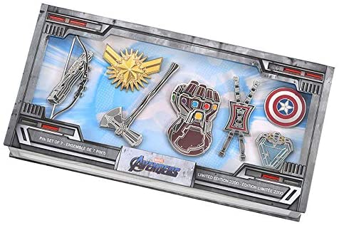 Marvel's Avengers: Endgame　アベンジャーズ　エンドゲームに登場するキャラクターの武器デザインのピン7個セット なんと世界限定2200個のみの超激レアアイテムです。 かっこいいウィンドウボックス入りで、ディスプレイとして飾るもよし、価値が上がるのを待つのもよし 7個セット Iron Man's RT (MK 85), アイアンマン のアークリアクター Captain America's Shield, キャプテンアメリカ のシールド Nano Gauntlet, ガントレット Thor's Stormbreaker, ソー のストームブレーカー Black Widow's Batons, ブラックウィドウ のバトン Hawkeye's Bow, ホークアイ の弓 Captain Marvel's Star キャプテンマーベルの スター 【サイズ】 縦約11.5×横22.4×厚み3.7(cm)　