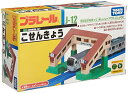 ◆商品名：プラレール J-12 こせんきょう 本体サイズ:W225×H115×D110mm 対象年齢:3歳から 商品紹介 鉄道のたのしい情景パーツ・こせんきょう(NEW)です!イメージがどんどんふくらむね。 プラレール用情景パーツ。線路をまたぐこせんきょうのパーツ。 商品説明 発売から40年以上が経つトミーのロングセラー商品。原型は1959年発売の『プラスチック汽車　レールセット』で、手で転がして遊ぶものだった。以来、組み立てやすくする、故障をなくす、などの改良は行っているが、基本的なモデルチェンジは行っていない。1960年代に小型モーター内蔵の3両編成のタイプを発売、現在も車両は3両編成が基本になっている。3歳の子どもがひとりでも遊べるほか、レールレイアウトを追加して走らせたり、さらに親が一緒になって街をつくる大掛かりなレイアウトを作り上げたりなど、遊び方の自由度が高いのも魅力。 続きを見る